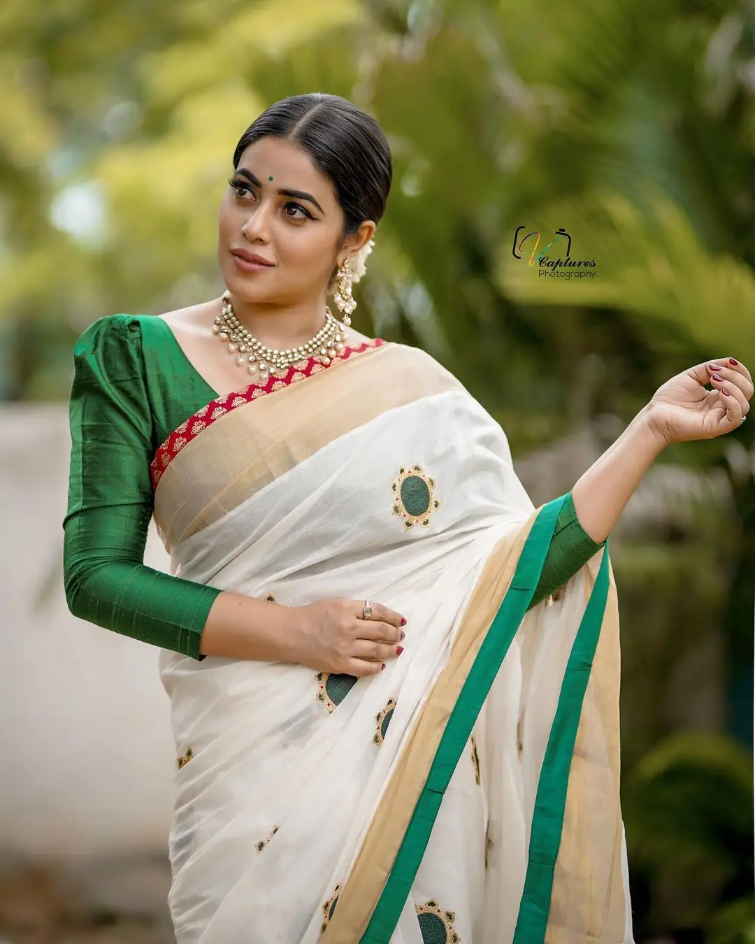 Shamna Kasim Mesmerizing Looks In Beautiful White Saree Green Blouse